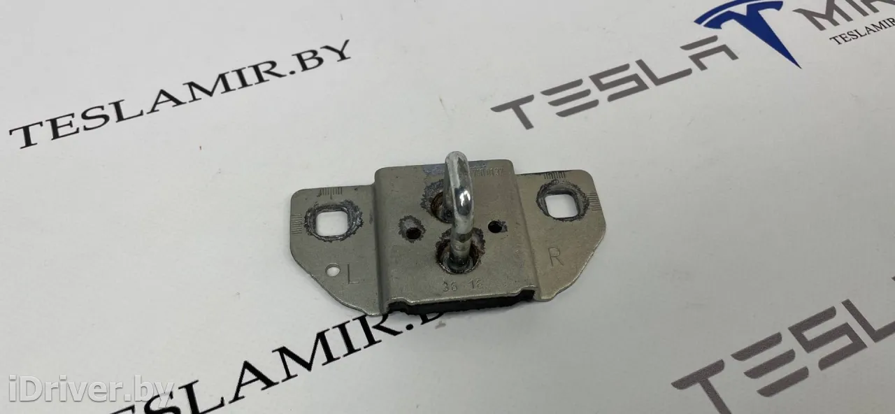 1009419-00,A2127400132 Петля замка (ригель) крышки багажника Tesla model S Арт 10906, вид 1