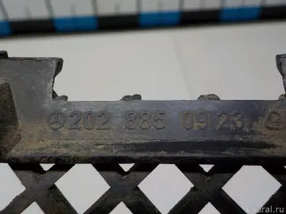 2028850923 Mercedes Benz Решетка в бампер центральная Mercedes C W202 Арт E52085432, вид 13