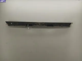98AB143404AB Накладка подсветки номера Ford Focus 1 Арт 55091828, вид 2