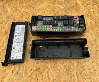 EJBM04 301047500 Блок предохранителей Land Rover Discovery 3 Арт e9455351, вид 1