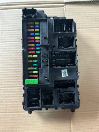 GU5T-15604-CEC Блок предохранителей Ford Ranger 4 Арт e9919296