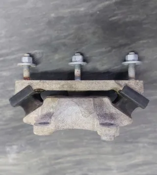 68375820AA Подушка крепления КПП Jeep Grand Cherokee IV (WK2) Арт e11768374, вид 1