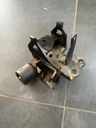 12121212 Подушка крепления КПП Toyota Yaris 3 Арт e12769231, вид 1